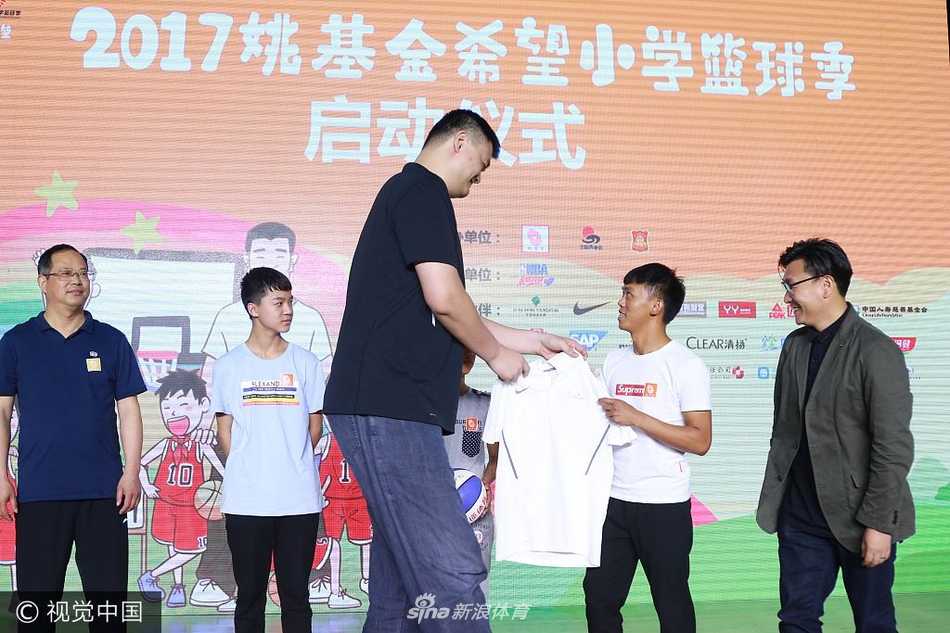 姚明现身京城助梦篮球季,以体育人开启希望新篇章 启动仪式结束后,姚明与全场嘉宾、身穿球衣的小球员们以及大学生志愿者一同合影留念,姚明站在人群中央,微微蹲低身子以便和孩子们在同一高度,镜头记录下了这个大家庭的全家福,每个人的脸上都洋溢着对未来的憧憬。