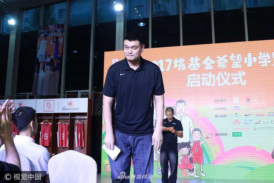 姚明现身京城助梦篮球季,以体育人开启希望新篇章 姚明双手稳稳托住一面印有姚基金标志的蓝色旗帜,神情庄重地将它授予南京市的代表,旗帜在微风中轻轻展开,象征着责任与梦想的传递,也预示着今年夏天的全国赛将正式落户古都南京。