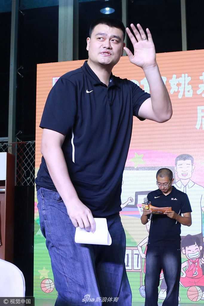 姚明现身京城助梦篮球季,以体育人开启希望新篇章 姚明将一件崭新的小号篮球服递到一名小学生手中,孩子双手接过球衣,脸上写满了惊喜与激动,身旁的嘉宾们纷纷鼓掌,姚明则低头看着孩子,眼神中充满了鼓励与期许,仿佛在说未来的赛场属于你们。