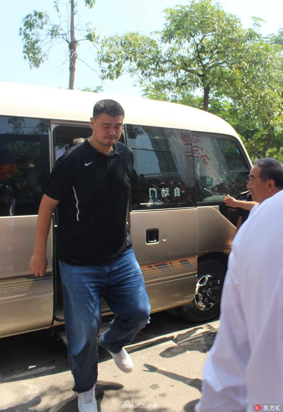 姚明现身华侨大学 助力世界大学生三对三篮球联赛掀起青春风暴 姚明身穿深色Polo衫现身赛场,他巨人般的身影刚出现在通道口,便瞬间点燃了全场学生的热情,大家纷纷起立鼓掌,眼神中满是激动与崇拜。