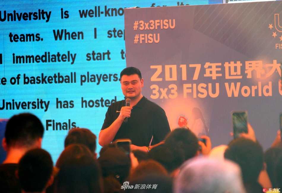 姚明现身华侨大学 助力世界大学生三对三篮球联赛掀起青春风暴 蒙古体育大学队夺得男子组冠军后,队员们相拥庆祝,脸上洋溢着胜利的喜悦和荣耀,身后的观众看台上是挥舞着各国旗帜的热情学子。