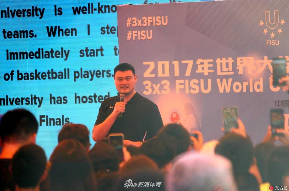 姚明现身华侨大学 助力世界大学生三对三篮球联赛掀起青春风暴 两名不同肤色的球员在篮下激烈拼抢篮板,一方高高跃起,手臂伸展到极限,另一方的防守动作也充满力量感,这正是世界大学生篮球交流的缩影。