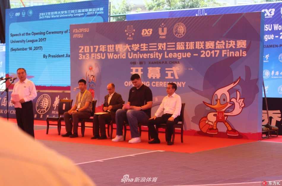 姚明现身华侨大学 助力世界大学生三对三篮球联赛掀起青春风暴 赛场上,身着红色球衣的华侨大学队员正面对法国队员的严密防守,他运球突破,肌肉紧绷,汗水飞溅,充满了青春的张力与竞技的激情。