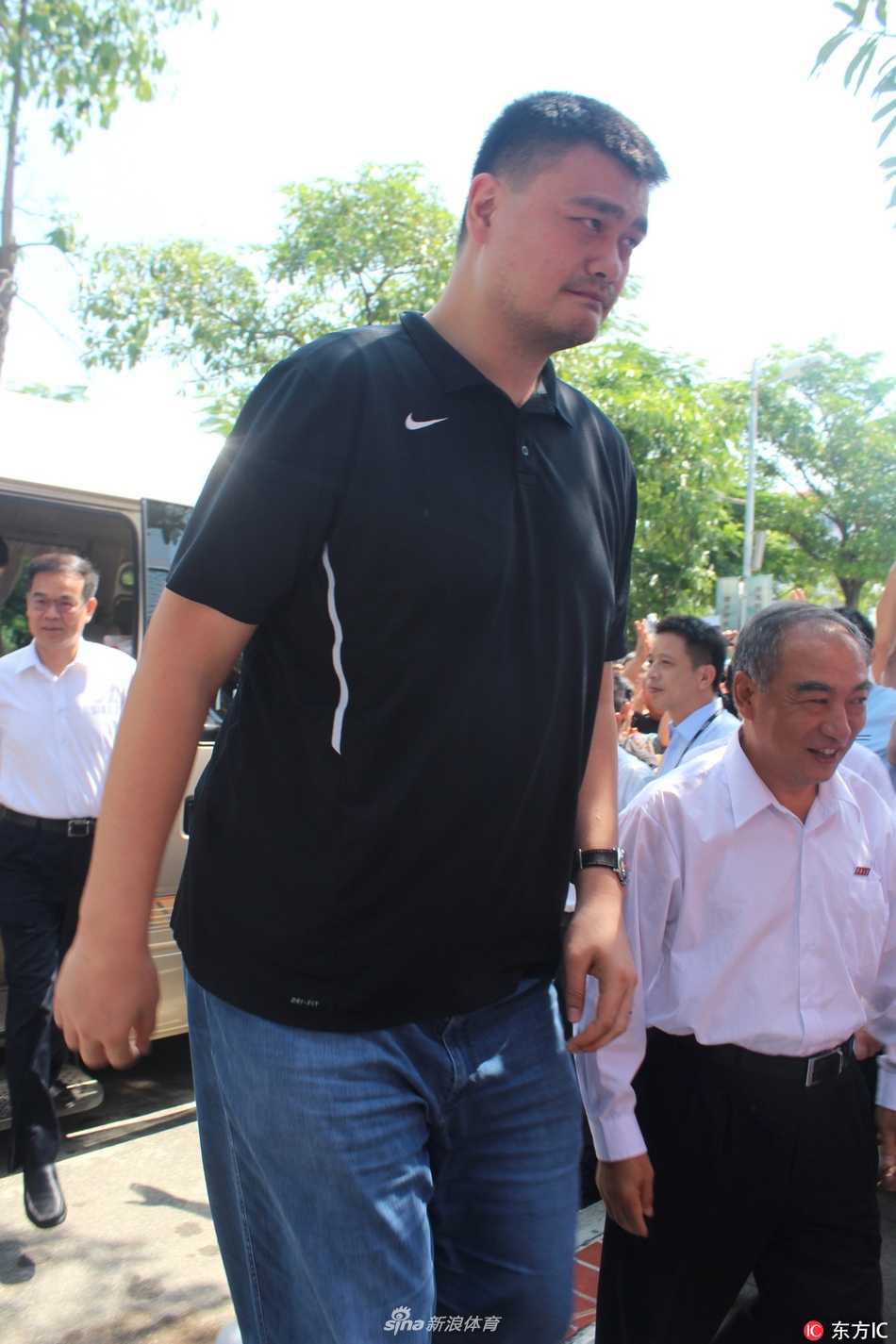 姚明现身华侨大学 助力世界大学生三对三篮球联赛掀起青春风暴 姚明在开幕式上面带微笑发表致辞,他幽默地调侃华侨大学辉煌的篮球战绩,引得身旁的校领导和外国嘉宾也忍俊不禁,现场气氛轻松而热烈。