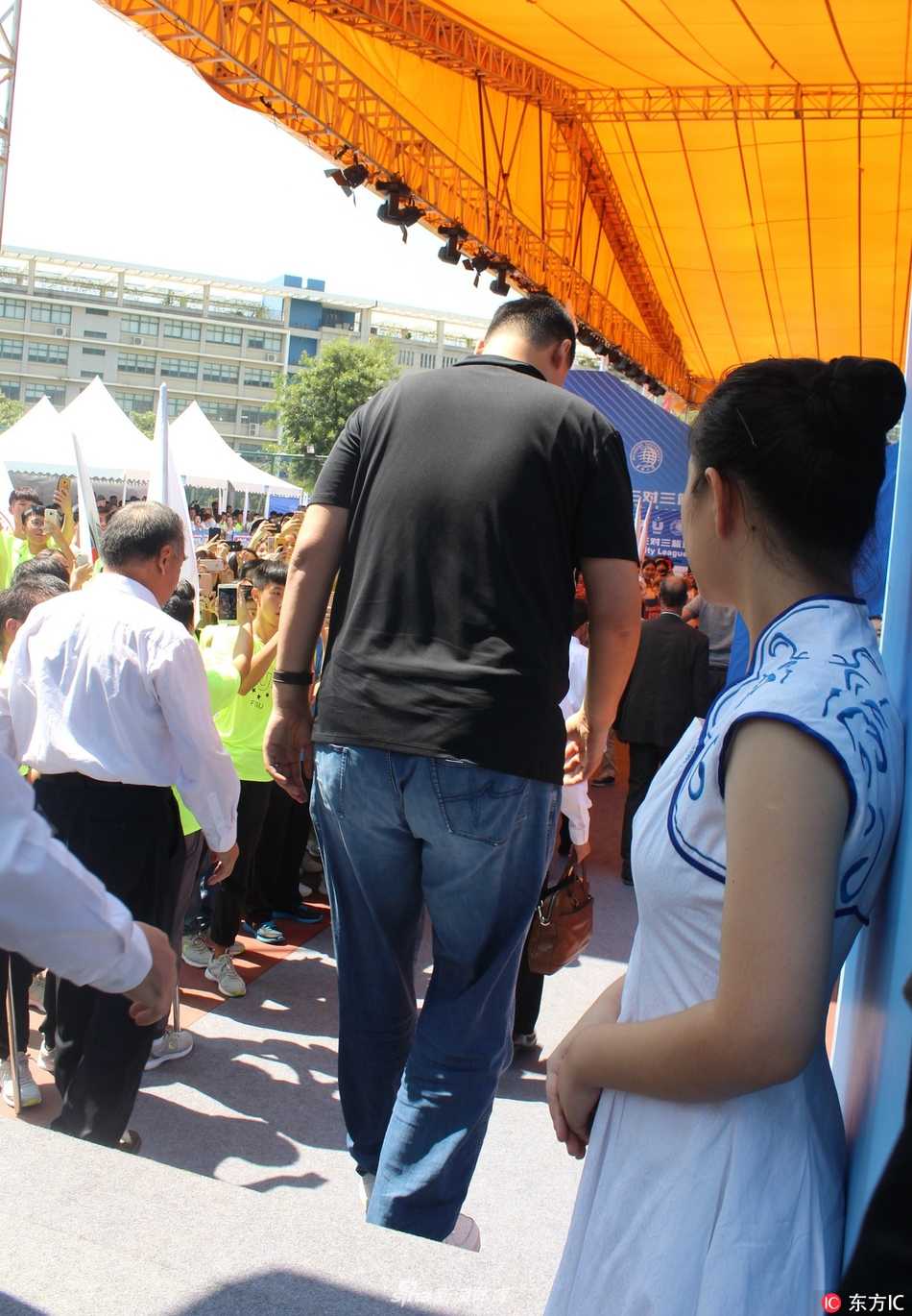 姚明现身华侨大学 助力世界大学生三对三篮球联赛掀起青春风暴 姚明端坐在看台上专注观赛,周围是热情的大学生们,他的目光紧紧跟随着球场上的攻防转换,仿佛也在回忆自己曾经在赛场上的峥嵘岁月。