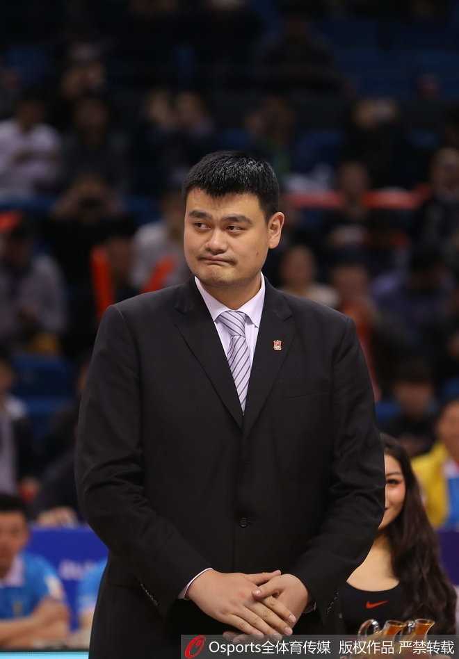 西热力江在底角出手三分，皮球离开指尖的瞬间，他的眼神紧紧跟随篮球轨迹，脸上写满了自信与果敢，身后的看台满是挥舞着国旗的狂热球迷。