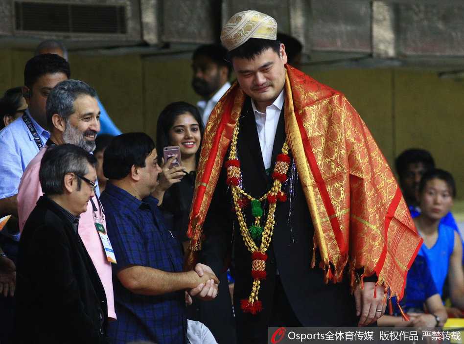姚明督战女篮亚洲杯,赛场温情获赠民族服饰 赛场上,中国女篮队员高高跃起争抢篮板,红色的战袍如同火焰,在对手严密的防守下寸土不让,每一次拼抢都充满了力量和决心。