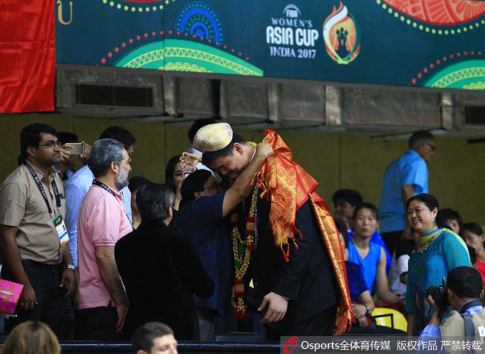 姚明督战女篮亚洲杯,赛场温情获赠民族服饰 看台上的姚明神情专注,时而托腮沉思,时而眉头紧锁,赛场上每一次攻防转换都牵动着他的心,这位中国篮球的掌舵人正以最投入的姿态关注着女篮的表现。