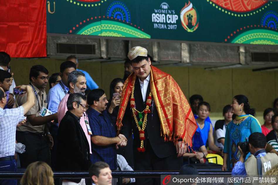 姚明督战女篮亚洲杯,赛场温情获赠民族服饰 中锋李月汝在内线背身单打,她凭借身高优势强硬顶开防守,将球送入篮筐。这位小将在本场比赛中砍下13分4篮板,成为内线不可或缺的支柱。