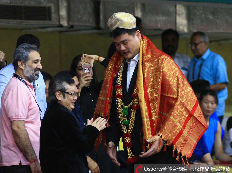 姚明督战女篮亚洲杯,赛场温情获赠民族服饰 篮协主席姚明亲临女篮亚洲杯半决赛现场,他身着衬衫目光如炬,刚一现身便成为全场焦点,看台观众纷纷举起手机记录这一刻。