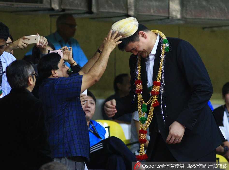 姚明督战女篮亚洲杯,赛场温情获赠民族服饰 终场哨响,憾负的结果未能抹去赛场的温情。姚明在离场时被热情的印度当地球迷簇拥,一位身着传统服饰的观众向他赠送具有民族特色的服饰,姚明微笑接过,这一刻篮球超越了胜负,成为文化交流的桥梁。