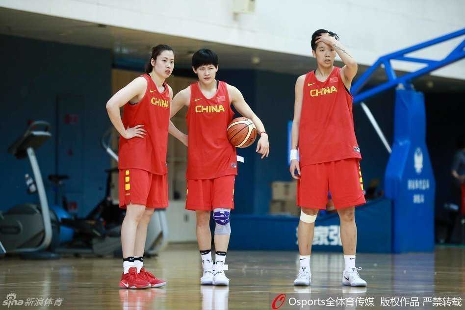 许利民指导在场边大声呼喊着战术指令，手臂用力指向球场另一侧，他的神情急切而充满激情，身后的替补队员们都站起身关注场上局势，整个替补席仿佛一座即将喷发的小火山。