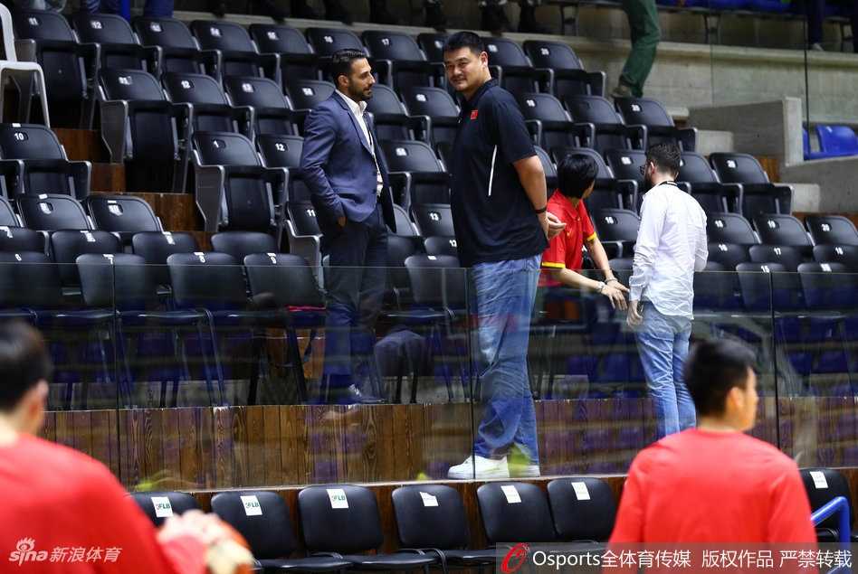 赛后，姚明神情落寞地站立在场边，巨大的身躯在空旷的场馆内显得格外孤独，仿佛在独自承受着失利的重量。