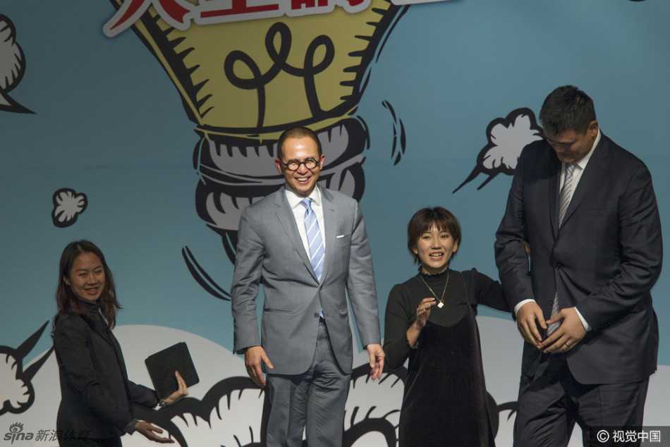 论坛结束后，全场嘉宾登台合影留念，姚明自然站在中央C位，他高大的身形仿佛一座丰碑，两侧的李泽楷与霍启刚等人笑容满面，共同记录下这香港青年创业史上极具意义的瞬间。