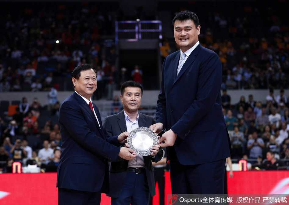 姚明颁奖致敬“林叔”:CBA首位突出贡献奖得主陈林的篮球传奇 场边的姚明目光深邃,西装革履的他以中国篮协掌舵人的身份亮相,举手投足间尽显对这项运动深厚底蕴的尊重与推动改革的决心。