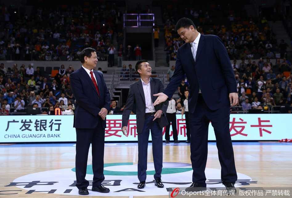 姚明颁奖致敬“林叔”:CBA首位突出贡献奖得主陈林的篮球传奇 赛场上球员们激烈拼抢,红色的球衣如同燃烧的火焰,而在场边熠熠生辉的奖杯,仿佛在为这些后辈们讲述着前辈开疆拓土的故事。