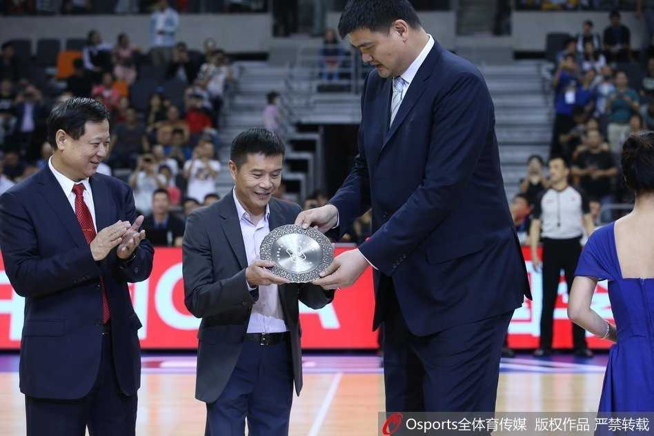 姚明颁奖致敬“林叔”:CBA首位突出贡献奖得主陈林的篮球传奇 陈海涛(中)代父领奖时,脸上洋溢着自豪与感动,身后的大屏幕上播放着宏远名宿们的祝福,这一刻家族的荣耀与篮球的传承交织在一起。