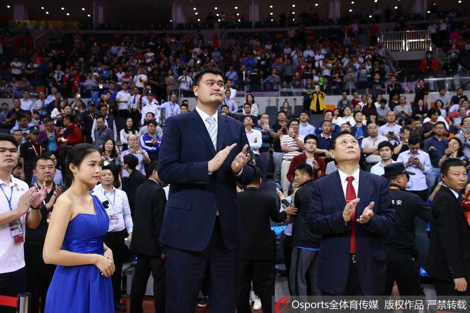 姚明颁奖致敬“林叔”:CBA首位突出贡献奖得主陈林的篮球传奇 姚明与李金生在颁奖前亲切交谈,两人脸上洋溢的笑容透露出对中国篮球未来的期许,这次东莞之行不仅是颁奖,更是对篮球文化的深度探寻。