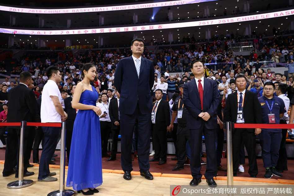 姚明颁奖致敬“林叔”:CBA首位突出贡献奖得主陈林的篮球传奇 姚明神情庄重地将刻有‘中国篮球职业俱乐部突出贡献奖’字样的奖章递出,这一刻不仅是对陈林先生的表彰,更是两代中国篮球领路人之间的精神传承。