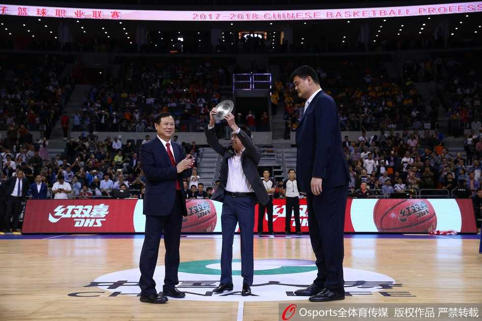 姚明颁奖致敬“林叔”:CBA首位突出贡献奖得主陈林的篮球传奇 奖章静静地摆放在颁奖台上,金色的光泽映照着广东宏远的辉煌历史,这座奖杯背后是林叔二十多年来对篮球最纯粹的热爱与坚持。