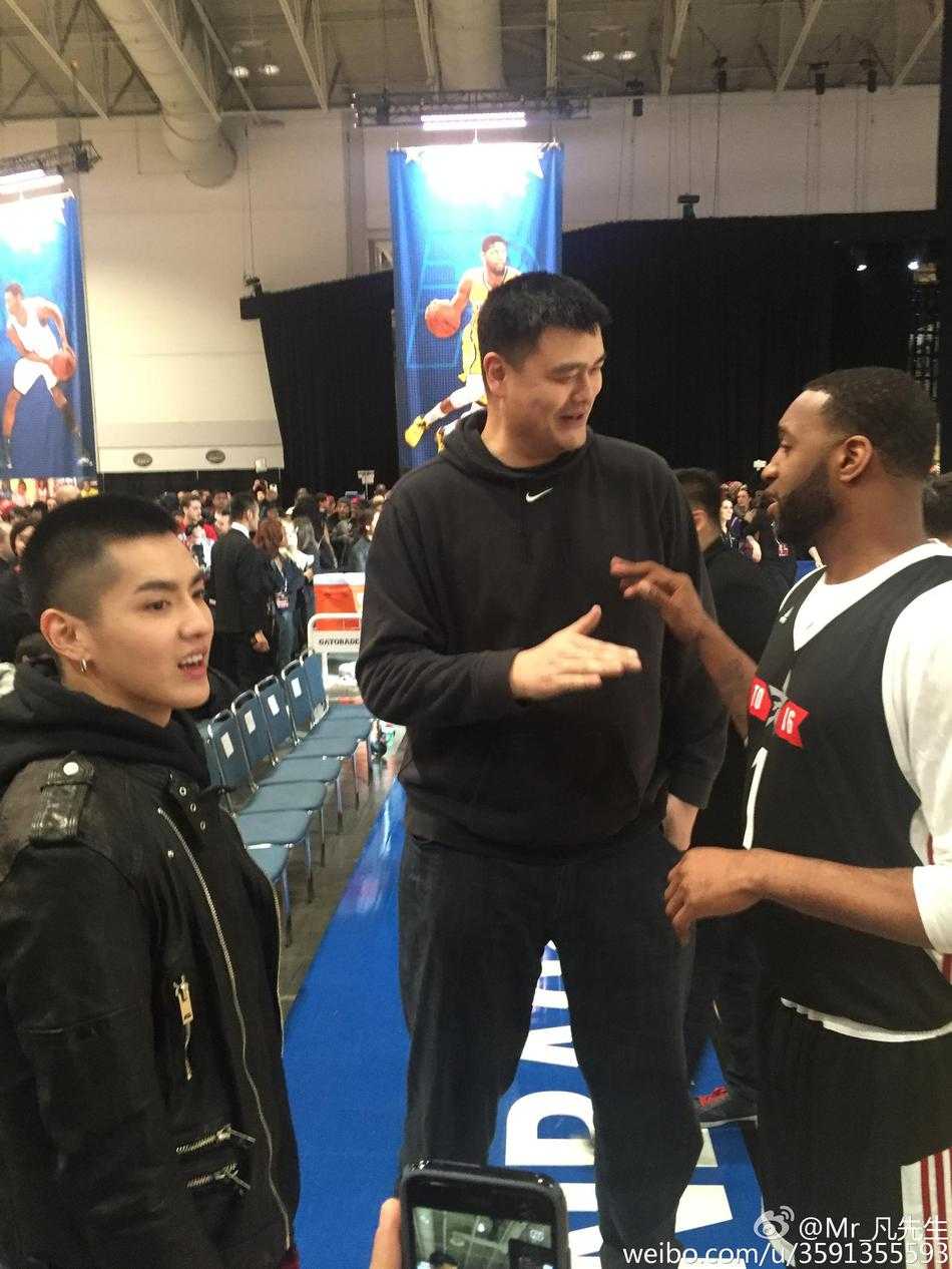姚明麦蒂温情聚首吴亦凡见证青春圆满 姚明与麦蒂在全明星周末热情相拥,两人的笑容仿佛将时光拉回了火箭队并肩作战的岁月。