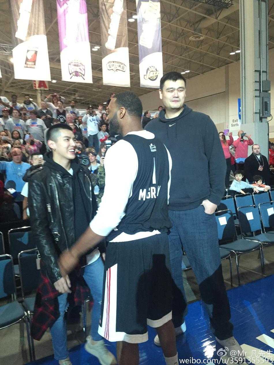 姚明麦蒂温情聚首吴亦凡见证青春圆满 麦蒂身穿深色西装,面对镜头露出标志性的慵懒笑容,旁边的吴亦凡正专注地望向两位篮球传奇。