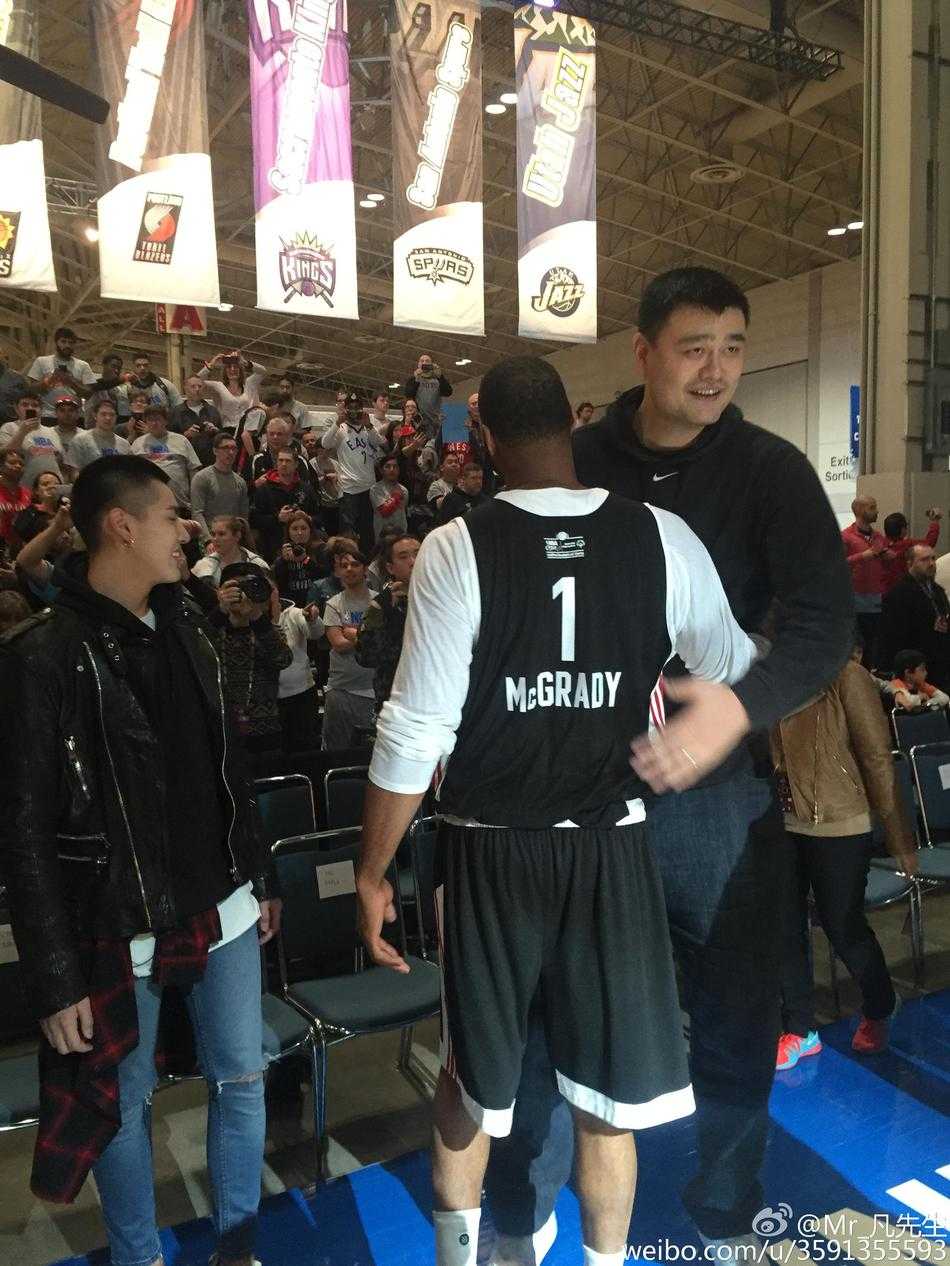 姚明麦蒂温情聚首吴亦凡见证青春圆满 吴亦凡身穿黑色休闲装,微笑着站在姚明与麦蒂身旁,三人同框的画面充满了篮球世代的传承与温情。