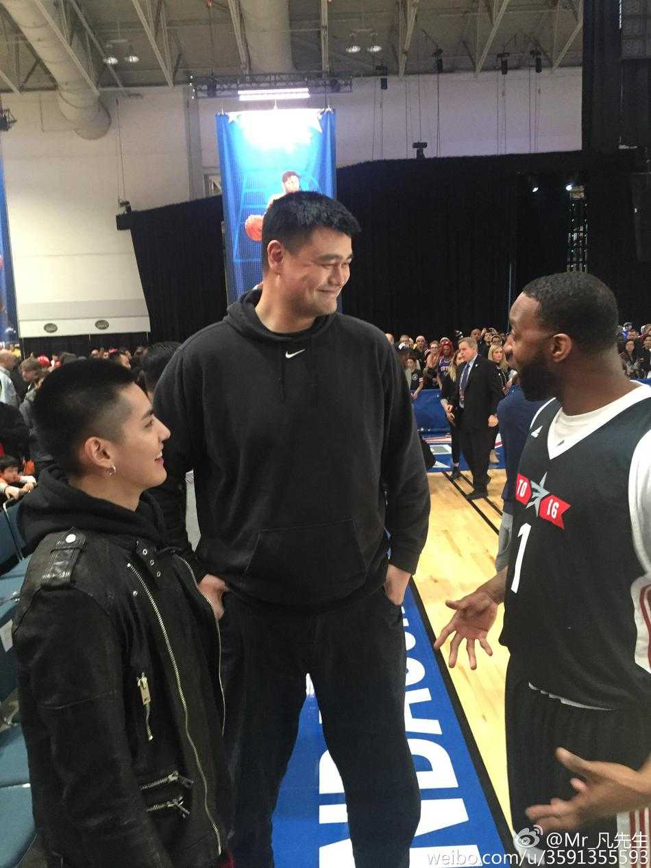 姚明麦蒂温情聚首吴亦凡见证青春圆满 姚明与麦蒂相谈甚欢,吴亦凡在一旁静静地看着两位前辈,眼神中流露出满足与敬意。