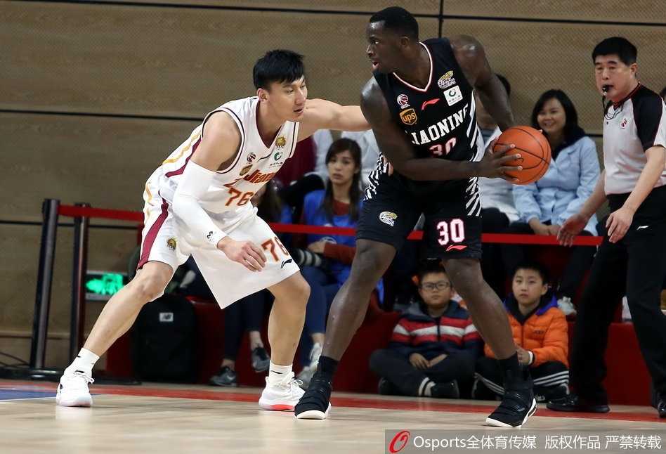 威姆斯准绝杀掀翻领头羊,浙江青年军终结辽宁七连胜 赛后辽宁队员神情落寞退场,背后的记分牌定格在92-95,连胜纪录戛然而止