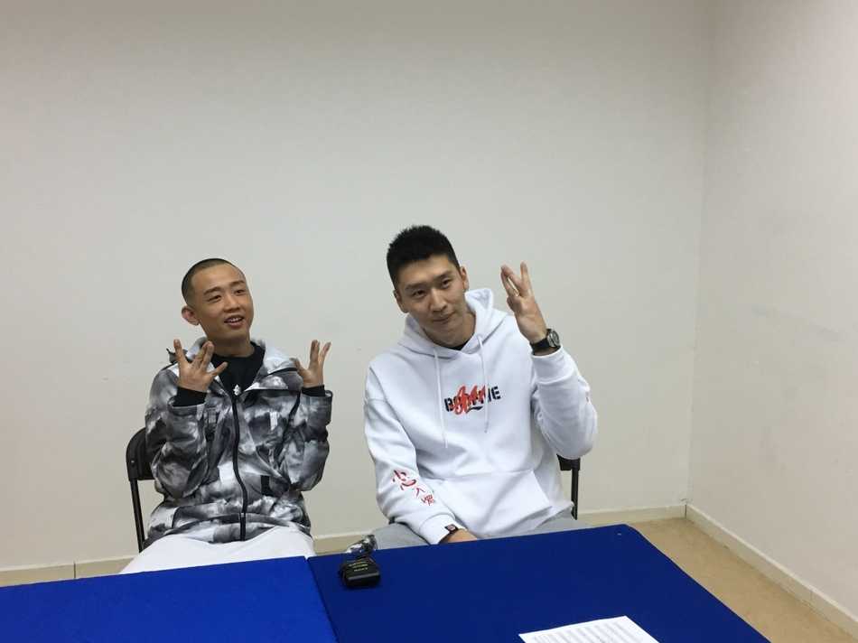 孙大圣的嘻哈江湖:孙悦夫妇携手中文说唱先锋GAI跨界相逢 GAI展现出私下里亲和的一面,他与孙悦夫妇勾肩搭背,如同兄弟般亲密无间,画面充满了不同领域间惺惺相惜的温暖人情味。