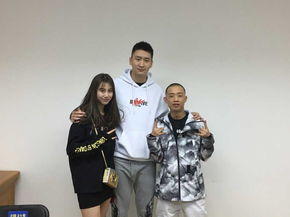 孙大圣的嘻哈江湖:孙悦夫妇携手中文说唱先锋GAI跨界相逢 孙悦面带微笑与妻子陈露、GAI并肩站立,三人眼神默契,陈露的甜美笑容和GAI的标志性手势构成一幅和谐的跨界友谊画面。