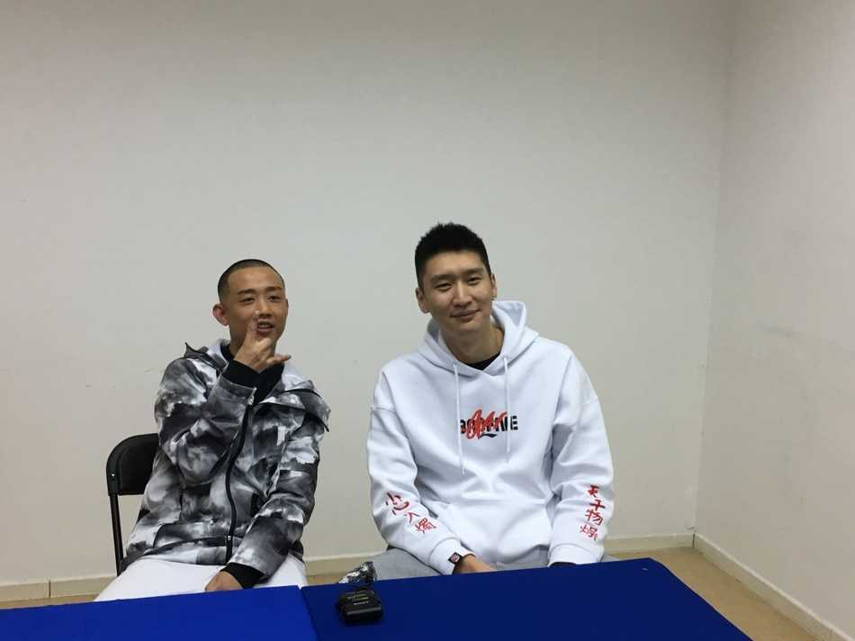 孙大圣的嘻哈江湖:孙悦夫妇携手中文说唱先锋GAI跨界相逢 陈露在镜头前展现出超模般的自信气质,她与GAI轻松交谈,孙悦在一旁专注倾听,三人的互动自然随性,仿佛相识已久的老友。