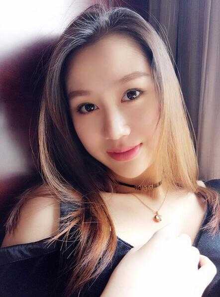 孙悦爱妻陈露产后惊艳亮相,这身材曲线哪像两个孩子的妈妈 陈露身穿简约白色上衣,单手轻扶脸颊,眼神清澈动人,举手投足间尽显名模风范