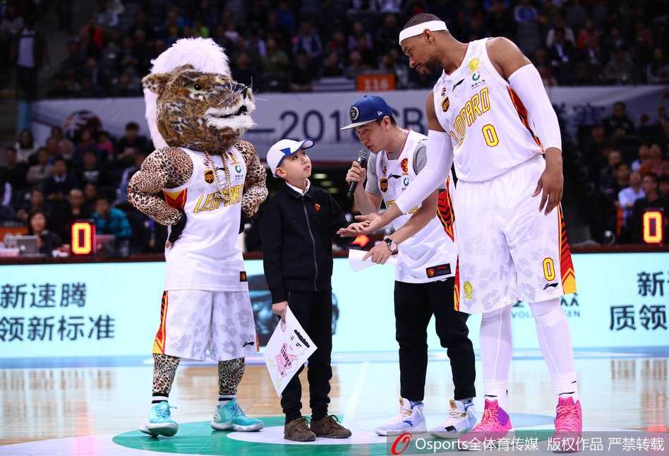 孟铎轻轻扶着轩轩的肩膀，两人并肩站在球场中央，轩轩的妈妈站在一旁，眼中含泪看着自己的孩子，这一刻，篮球成为了连接生命与希望的桥梁。