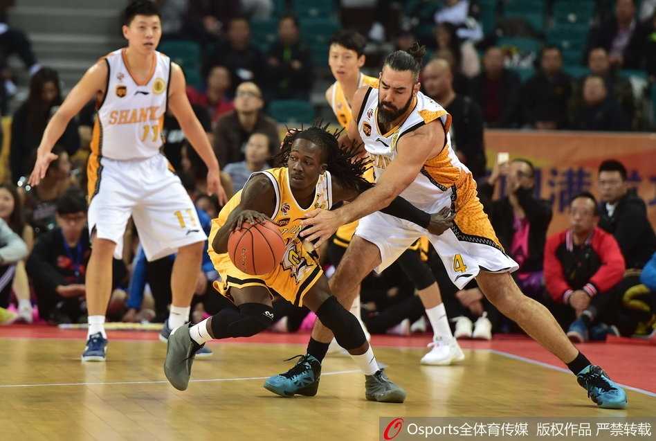 福特森与詹宁斯发生身体接触后双双倒地，裁判鸣哨