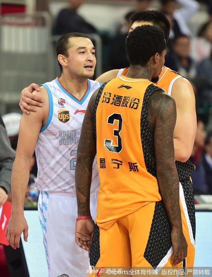 西热力江眼神如刀，怒视詹宁斯，场上一触即发