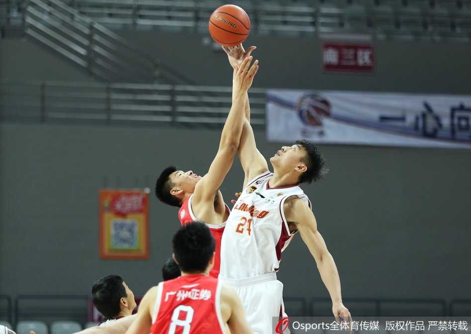 季后赛卡位战广州加时险胜浙江 双外援对飙创经典 广州队弗格在加时赛中面对浙江队多人防守强行突破,眼神坚毅如铁