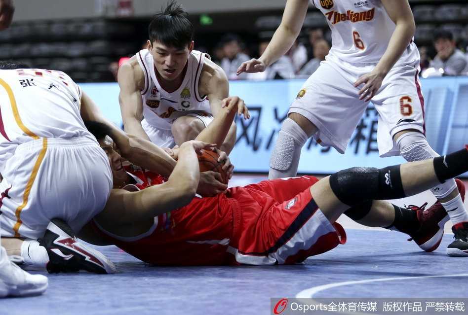 季后赛卡位战广州加时险胜浙江 双外援对飙创经典 广州队桑尼在浙江队内线三人围堵下奋力摘下进攻篮板