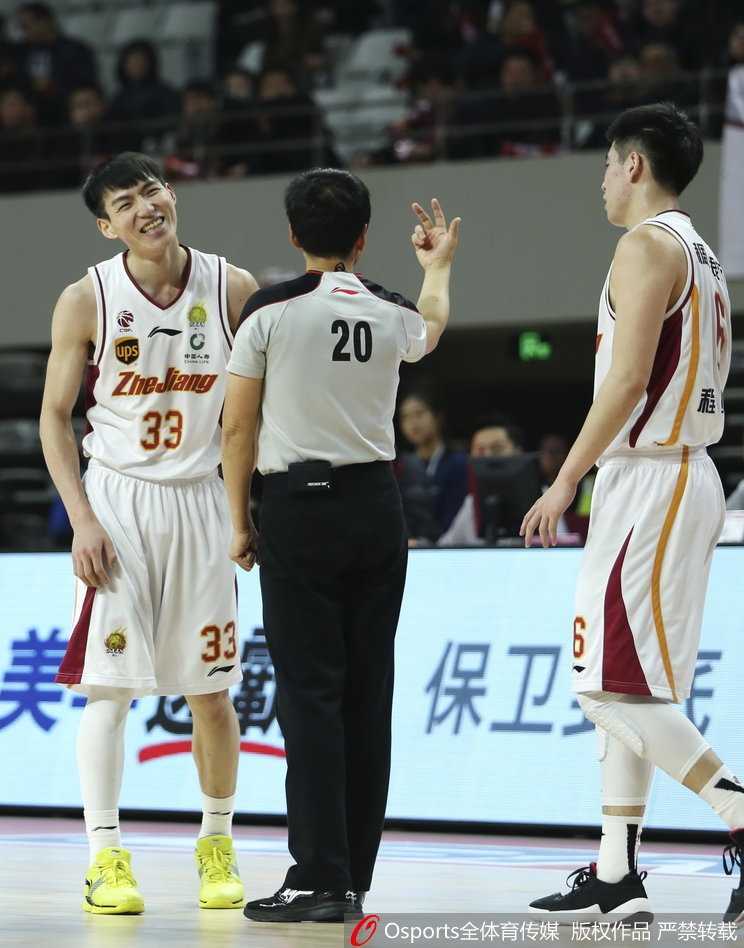 季后赛卡位战广州加时险胜浙江 双外援对飙创经典 广州队陈盈骏加时赛中突破造成犯规后握拳怒吼,激情四射