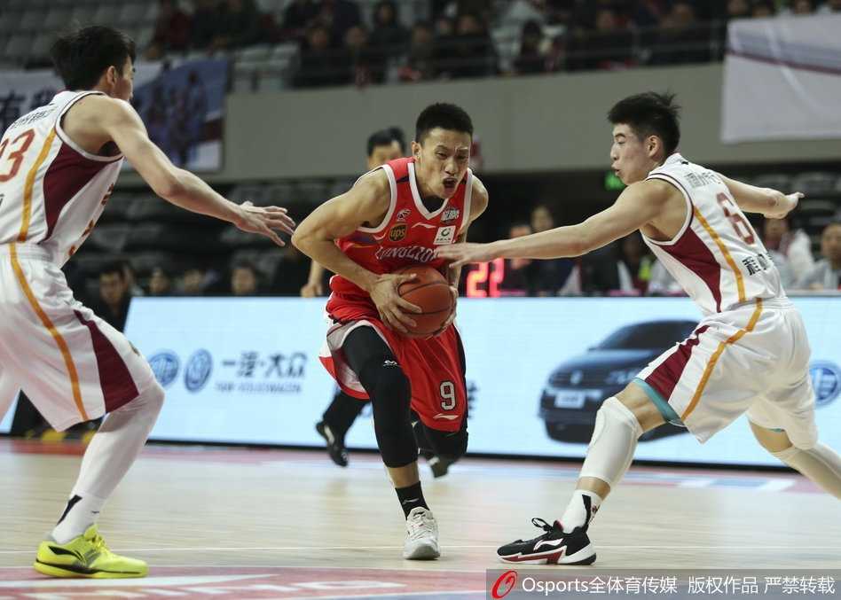 季后赛卡位战广州加时险胜浙江 双外援对飙创经典 浙江队吴前遭遇广州队严密包夹,奋力护球寻找出球路线