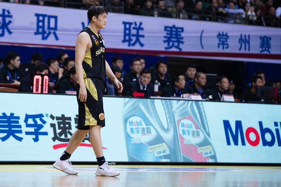 老将陈磊手握三分利剑，在山东队主场手起刀落，篮球划出完美弧线空心入网，为江苏保留最后一丝倔强