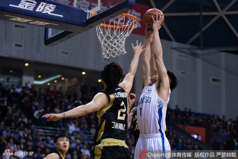 山东队巨塔莫泰尤纳斯背身强吃篮下，梦幻脚步晃动防守，单手抛投轻柔入网，展现欧陆内线风采