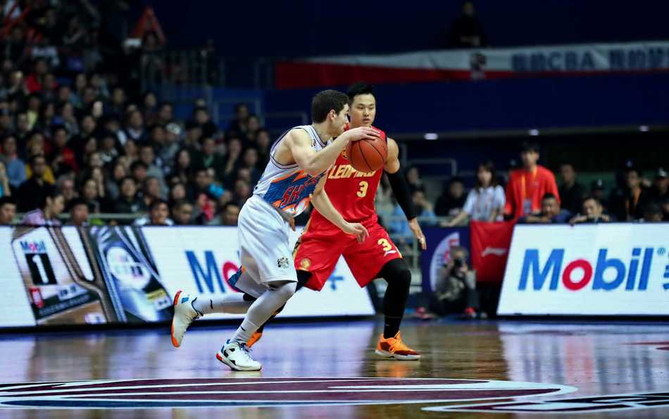 季后赛经典回顾:深圳加时苦战淘汰上海,顾全“割喉”庆祝晋级 上海队组织核心刘晓宇面对防守,冷静地运球观察队友跑位,试图撕开深圳队的防线。