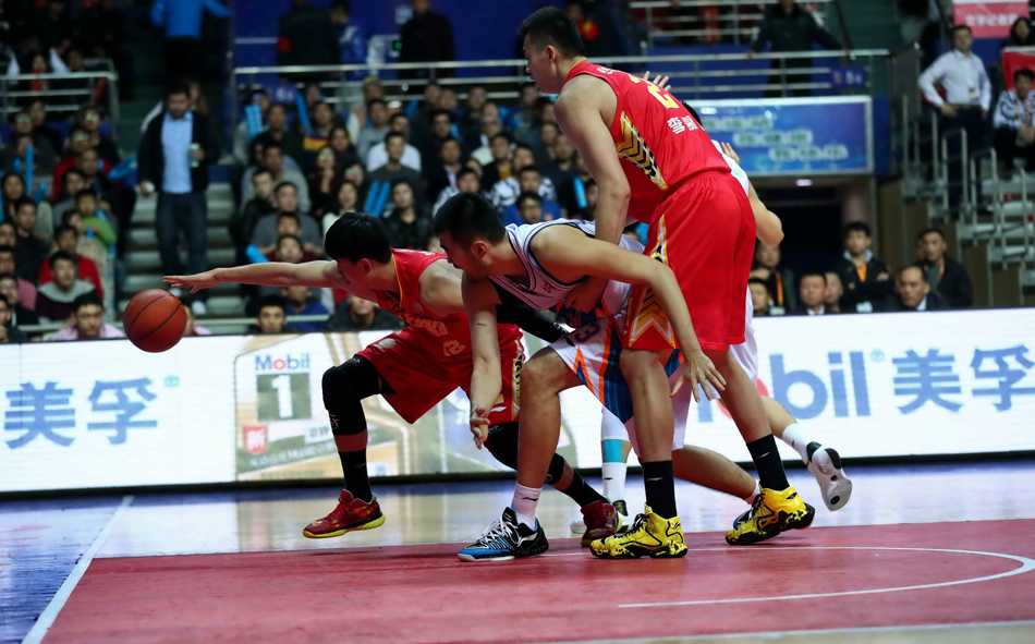 季后赛经典回顾:深圳加时苦战淘汰上海,顾全“割喉”庆祝晋级 孟铎寸步不离地紧跟着弗雷戴特,即使“弗神”溜底线寻求掩护,孟铎也如同影子一般迅速贴上,不给任何轻松出手的机会。