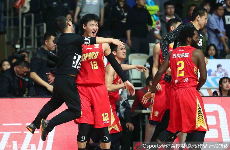 季后赛经典回顾:深圳加时苦战淘汰上海,顾全“割喉”庆祝晋级 波兰铁锤兰佩在内线展现出绝对统治力,他强硬地背身单打,顶开防守后勾手投篮,眼神中充满了斗志。