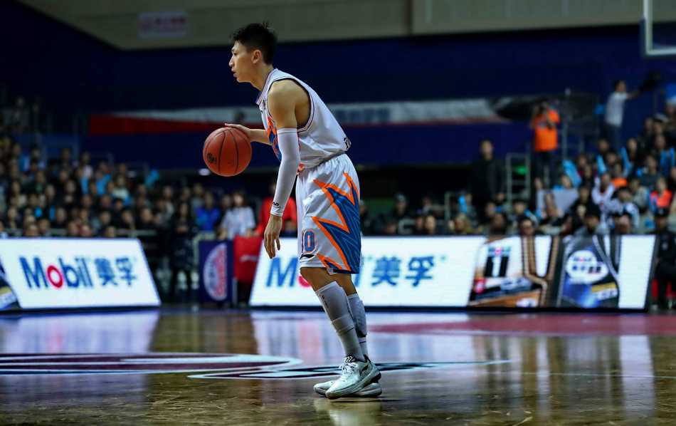 季后赛经典回顾:深圳加时苦战淘汰上海,顾全“割喉”庆祝晋级 命中反超三分后,顾全难掩激动情绪,在场上霸气地做出了“割喉”手势,庆祝这价值连城的一球。