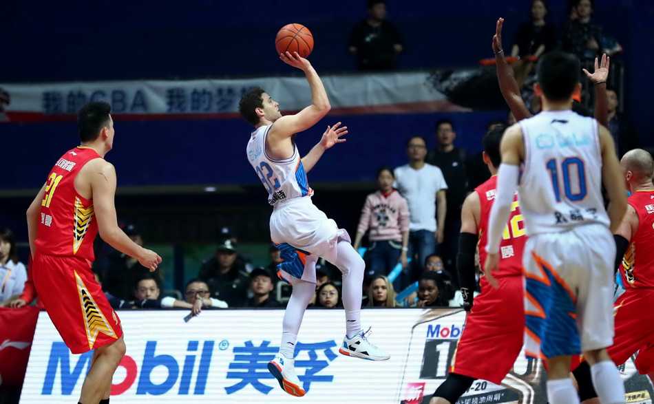 季后赛经典回顾:深圳加时苦战淘汰上海,顾全“割喉”庆祝晋级 “寂寞大神”弗雷戴特在两人严密包夹下,依然凭借超强个人能力漂移出手,皮球划出一道诡异弧线空心入网。