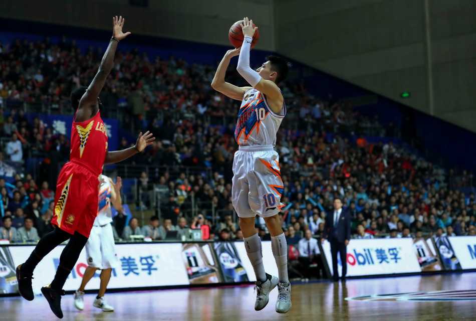 季后赛经典回顾:深圳加时苦战淘汰上海,顾全“割喉”庆祝晋级 比赛结束的瞬间,深圳全队紧紧拥抱在一起,球员们脸上洋溢着胜利的喜悦,庆祝这来之不易的系列赛胜利。