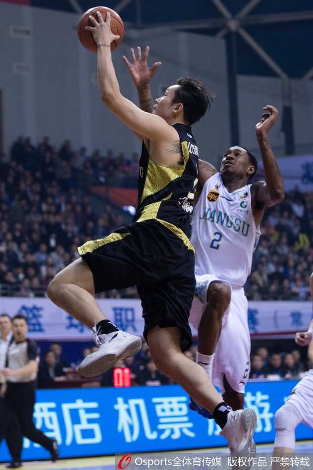 季后赛首战狂砍三十三分 丁彦雨航率山东力克江苏抢占先机 丁彦雨航在严密防守下强行突破,身体在空中与对手发生碰撞,依然奋力将球抛向篮筐,裁判哨响瞬间。