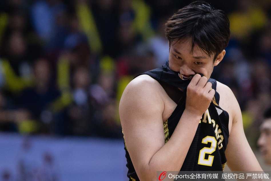 季后赛首战狂砍三十三分 丁彦雨航率山东力克江苏抢占先机 篮下激烈对抗中,丁彦雨航在江苏内线球员的合围下拼抢进攻篮板,他肌肉紧绷,奋力将球拨向自己。